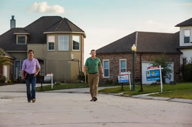 Left to right: Hamish Linklater plays Porter Collins and Rafe Spall plays Danny Moses in The Big Short from Paramount Pictures and Regency Enterprises