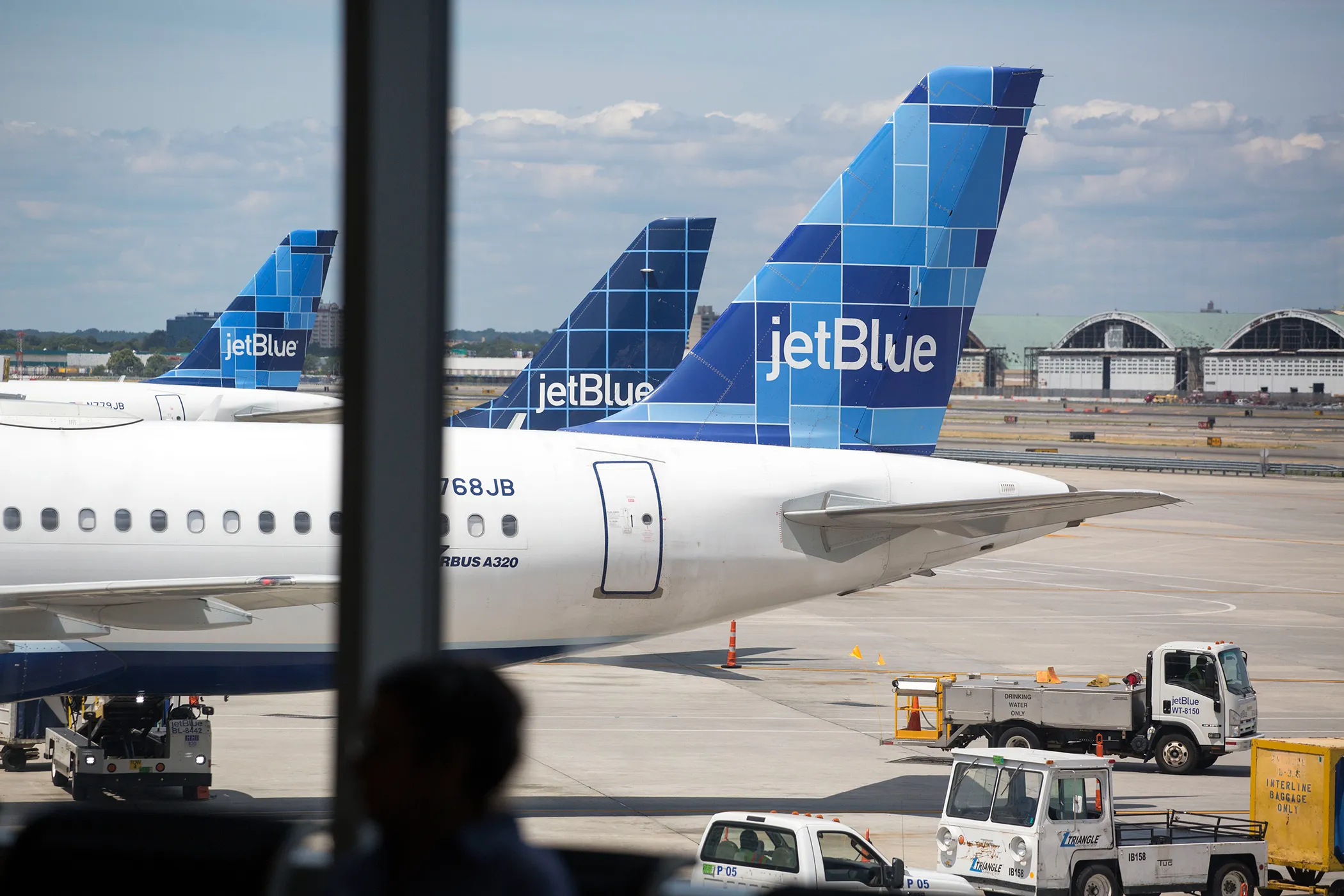 jetblue-is-training-new-pilots-money