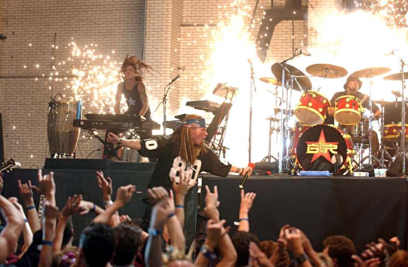 Guns N' Roses during 2002 MTV VMA Guns n Roses at Radio City Music Hall in New York.
