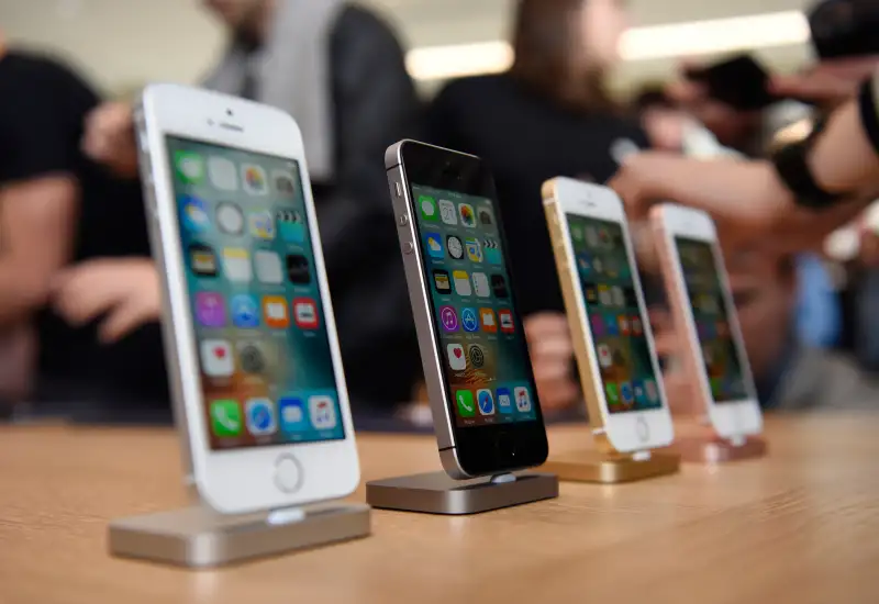 New Apple Inc. iPhone SE smartphones are displayed after an event in Cupertino, California, on March 21, 2016. Apple Inc. unveiled a new, smaller iPhone that will start at $399, seeking to jump-start sales of its flagship product by enticing more users to upgrade, especially in high-growth markets such as China and India.