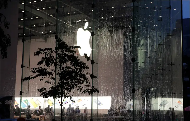 New York Apple Store, At Night