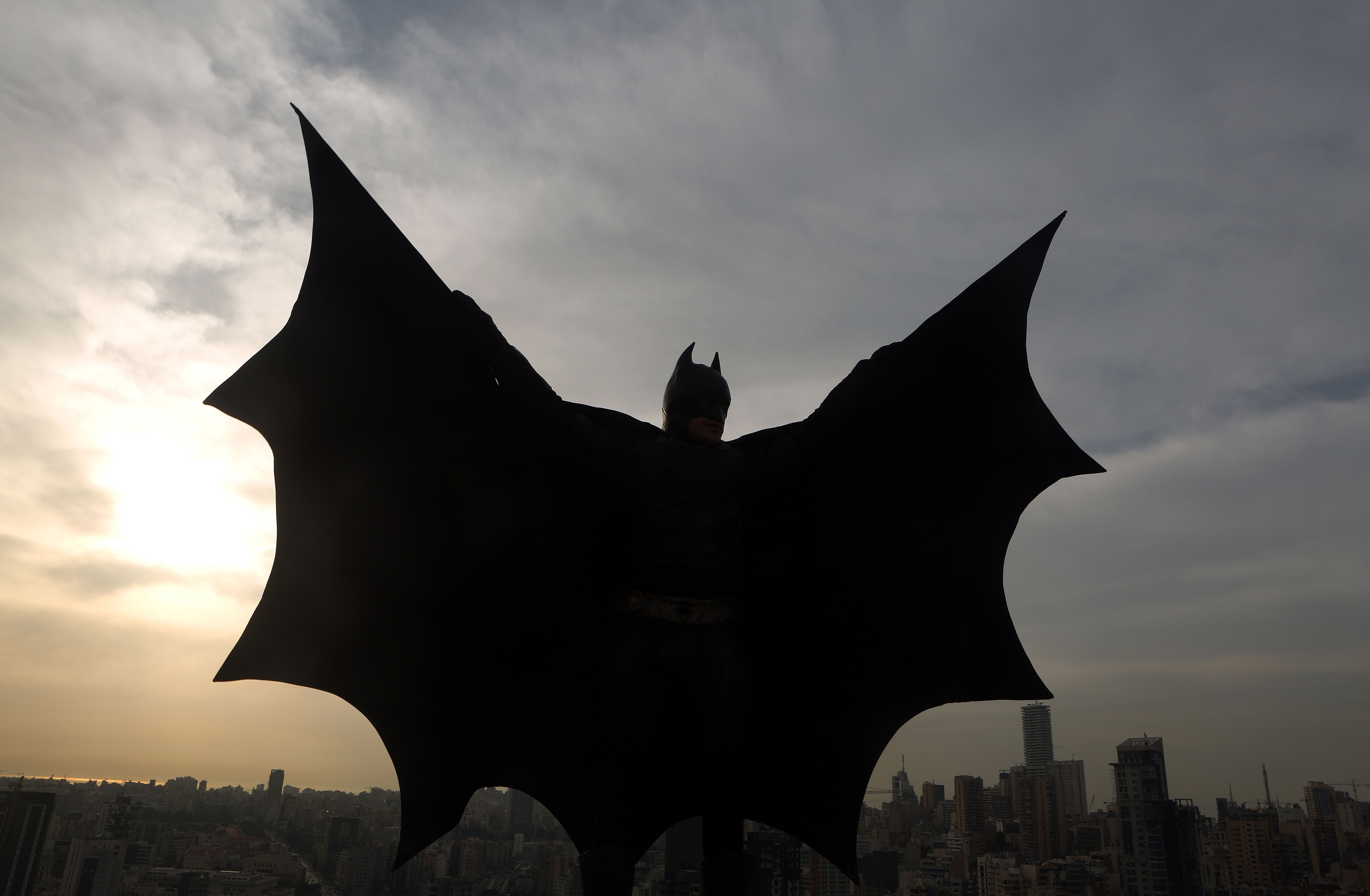 Бэтмен похожие. Бэтмен Мэтт Ривз. Знак Бэтмена. Знак Бэтмена в небе. Бэтмен на крыше.