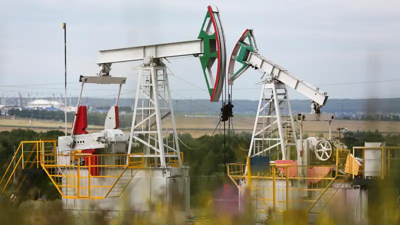 Oil pumping units, also known as  nodding donkeys  or pumping jacks, stand on an oilfield operated by Tatneft OAO near Almetyevsk, Russia, on July 31, 2015.