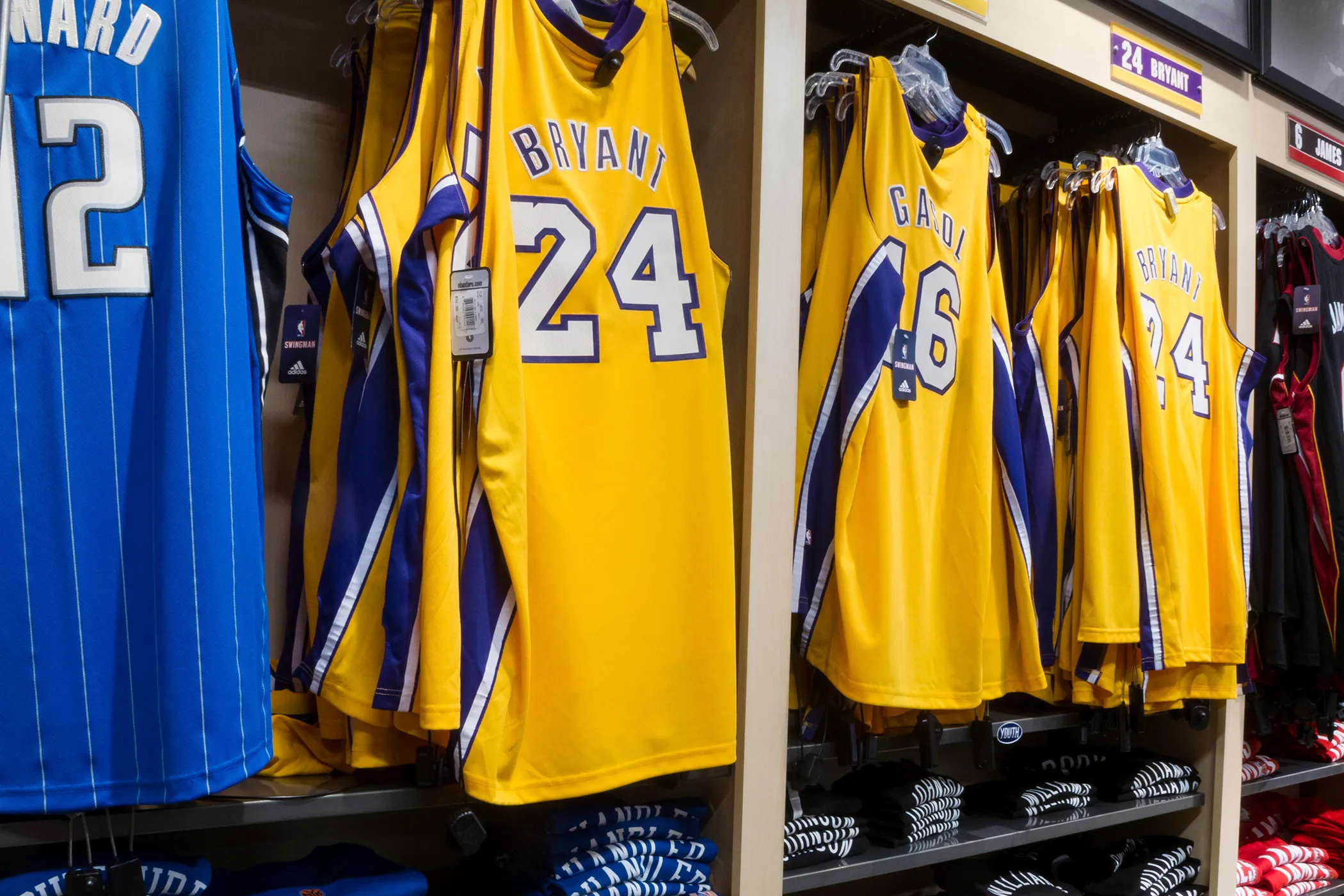 Lakers set record by selling $1.2 million worth of Kobe Bryant swag