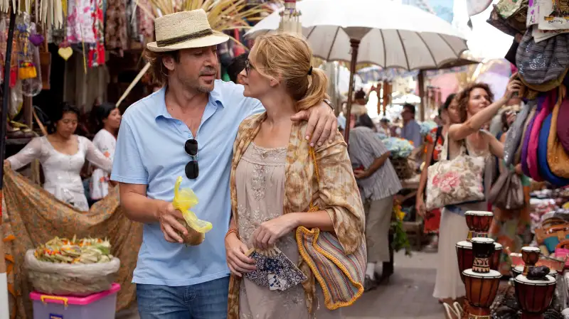 Javier Bardem as “Felipe” and Julia Roberts as “Elizabeth Gilbert” in EAT PRAY LOVE