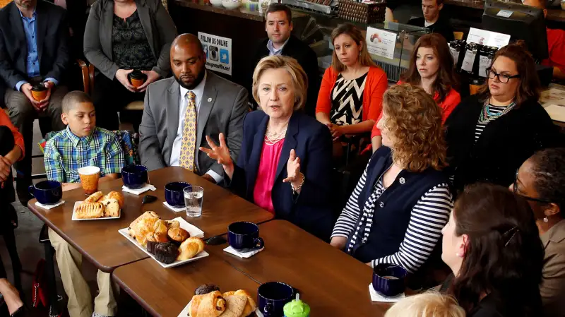 160511_FF_ClintDemocratic presidential candidate Hillary Clinton holds a discussion with women and families on work-life balance and family issues during a visit to a cafe in Stone Ridge in Loudon County, Virginia May 9, 2016.