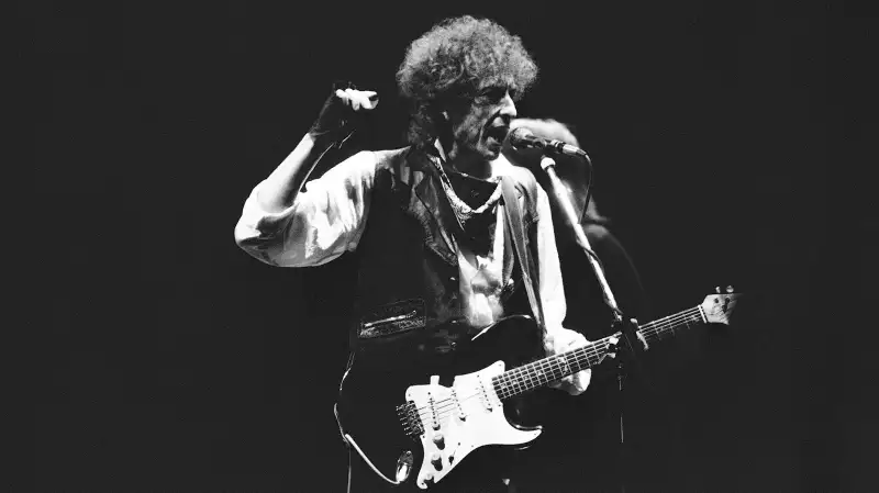 Bob Dylan opened his “True Confessions Tour” in the San Diego Sports Arena on Monday, June 10, 1986 to a sellout crowd of about 17,000.