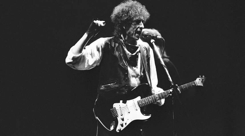 Bob Dylan opened his “True Confessions Tour” in the San Diego Sports Arena on Monday, June 10, 1986 to a sellout crowd of about 17,000.
