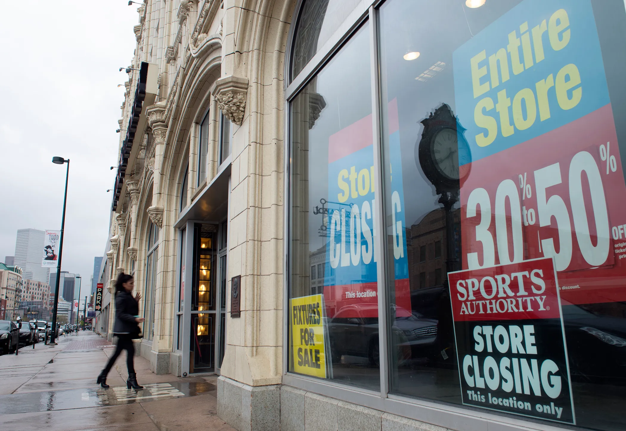 Close shop. Sports Authority. Shop is closed. Store location. To close a shop.