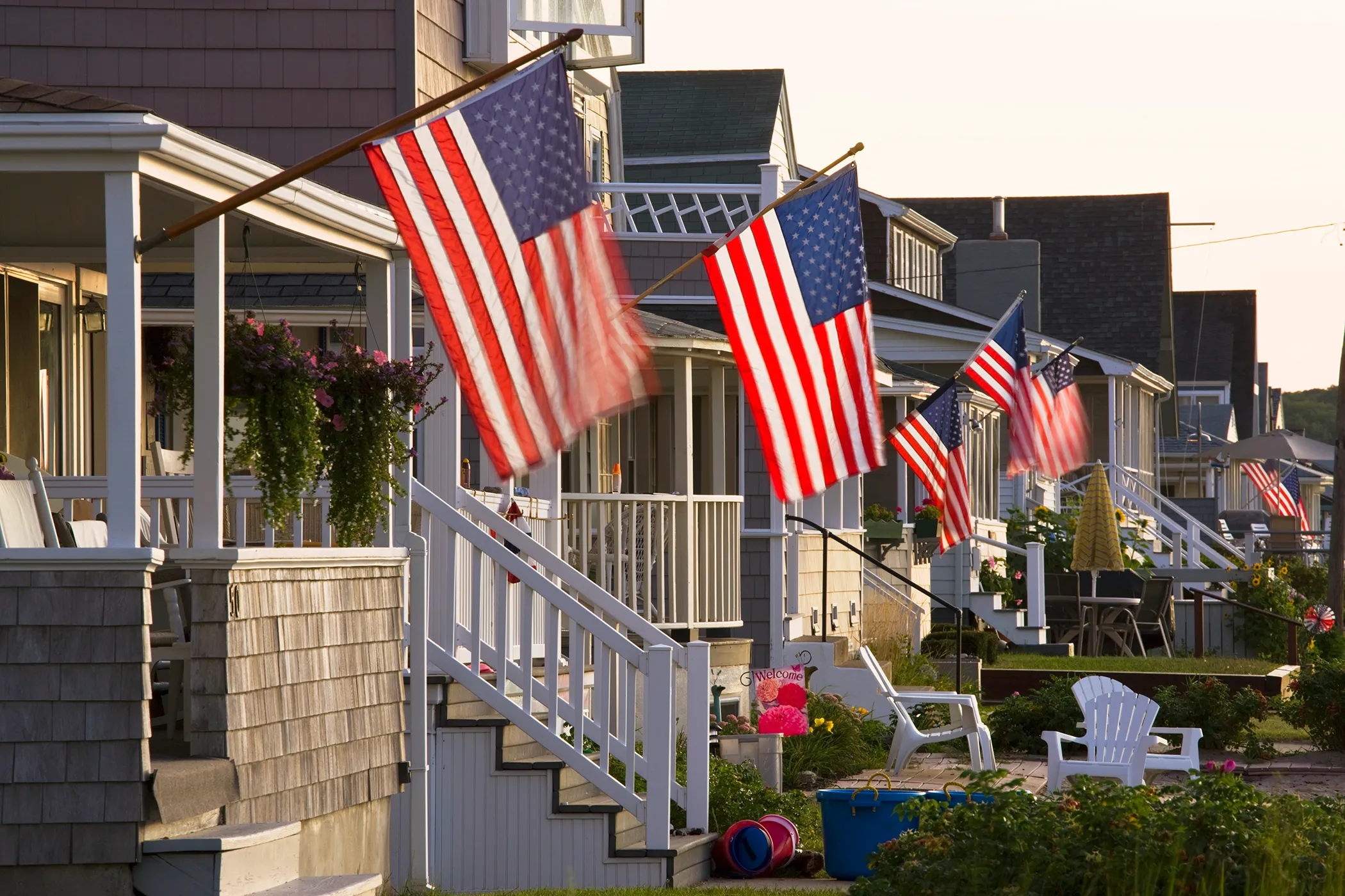 America s. Американский дом с флагом. Флаг США на доме. Американский образ жизни. Жизнь в Америке.