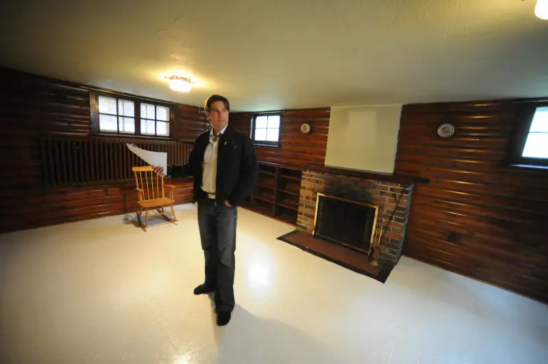 0CT.20th 2009.pics of. scott in the basement of a property on 20th ave in mimico.scott mcgillivray,h