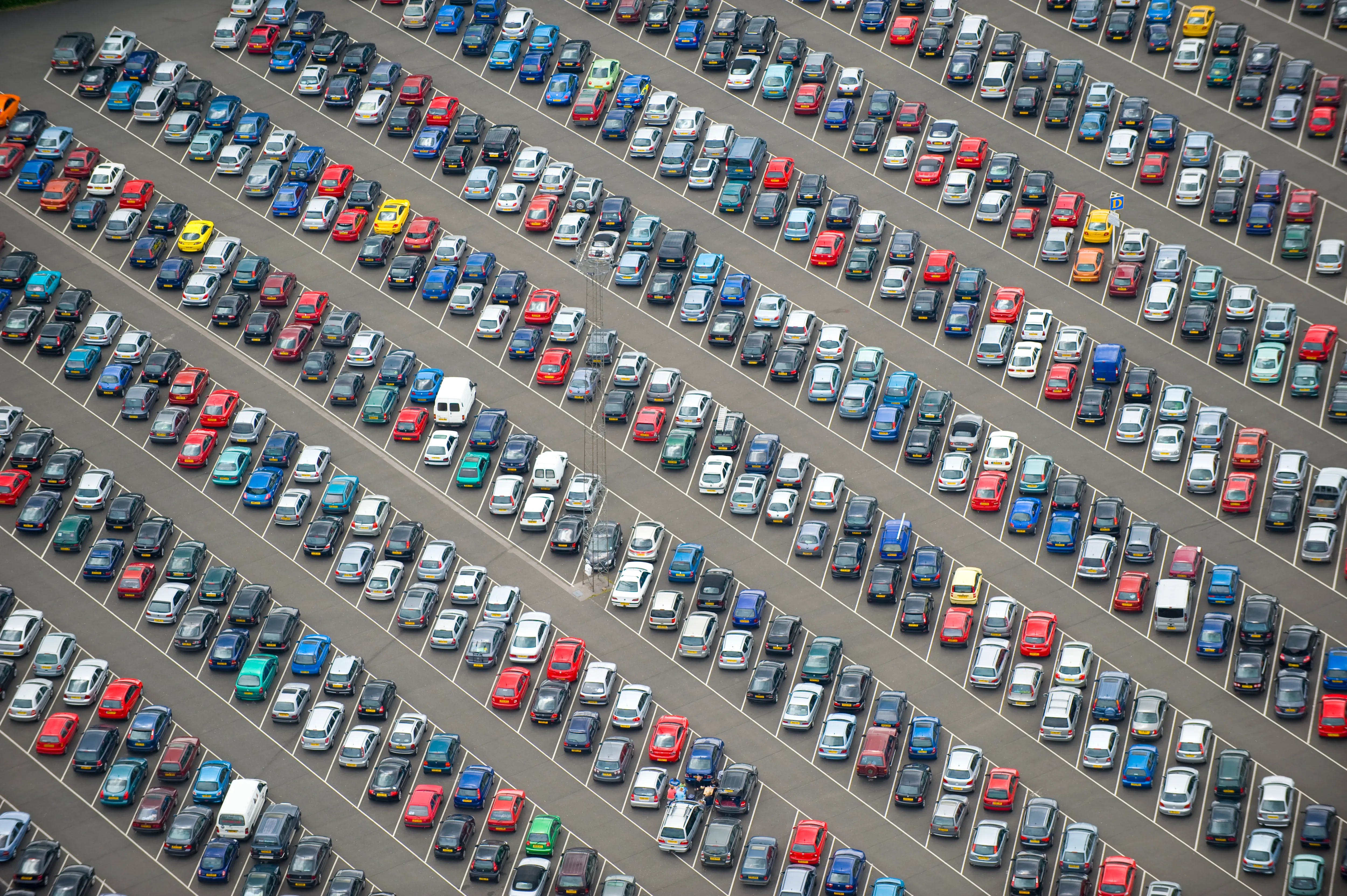 Car park. Стоянка машин. Машина на парковке. Очень много машин. Большая парковка.