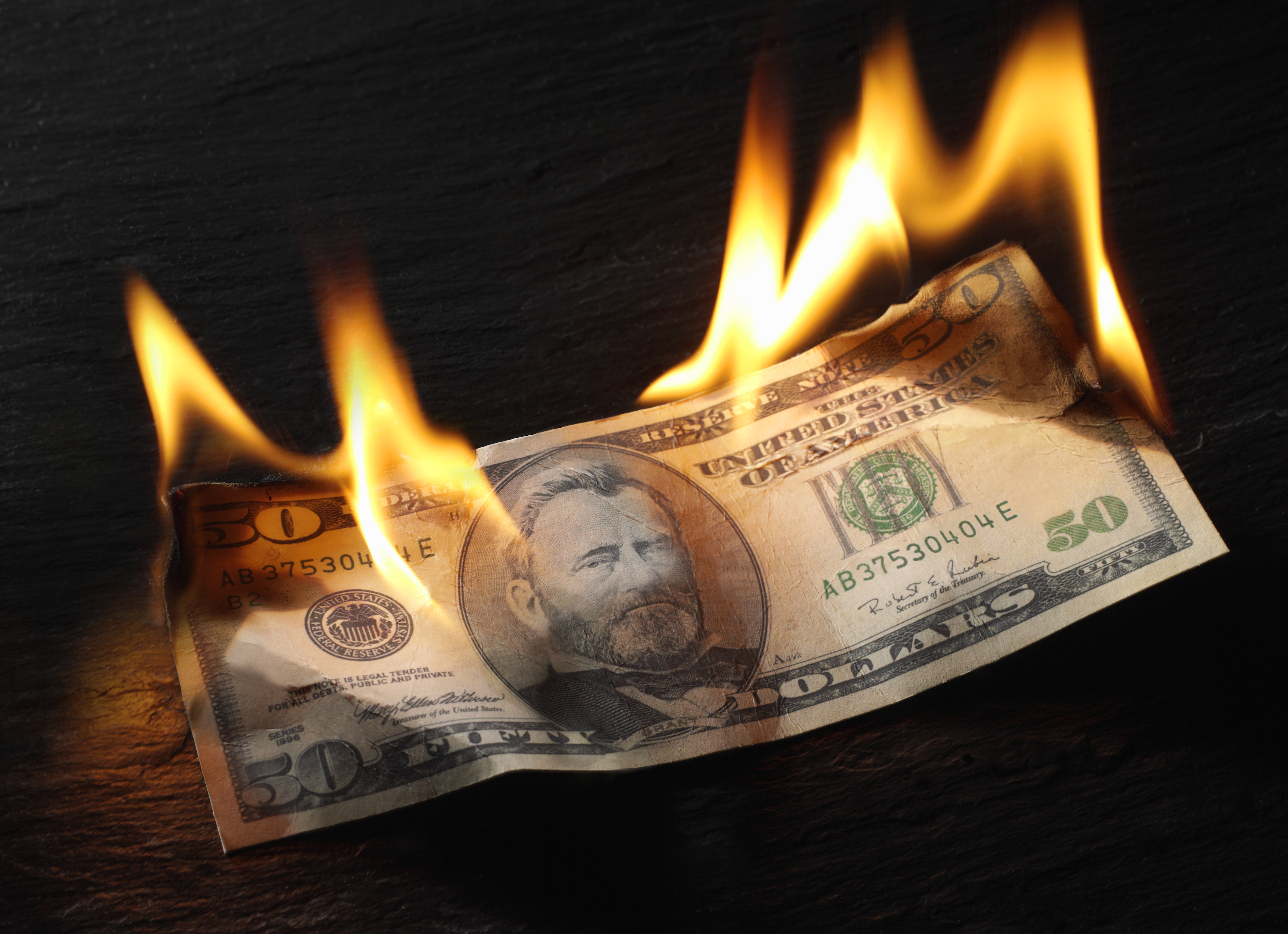 Сжигание денег. Доллар горит. Деньги в огне. Деньги сгорают.