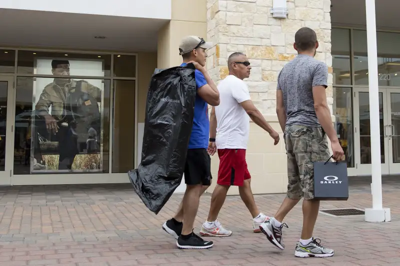 Shoppers At Malls Ahead Of Consumer Comfort Figures