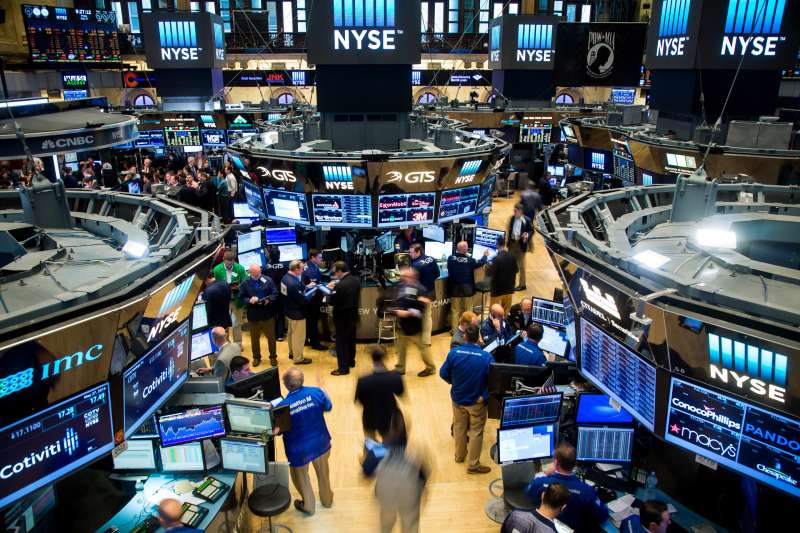 Traders work on the floor of the New York Stock Exchange (NYSE) in New York, U.S., on Friday, May 27, 2016. U.S. stocks edged higher, with the S&amp;P 500 on course for its biggest weekly advance since March, while investors awaited remarks from Federal Reserve Chair Janet Yellen for hints on the timing of the next interest-rate increase. Photographer: Michael Nagle/Bloomberg via Getty Images