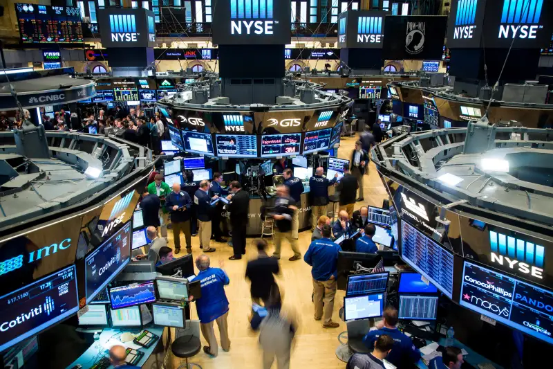 Traders work on the floor of the New York Stock Exchange (NYSE) in New York, U.S., on Friday, May 27, 2016. U.S. stocks edged higher, with the S&P 500 on course for its biggest weekly advance since March, while investors awaited remarks from Federal Reserve Chair Janet Yellen for hints on the timing of the next interest-rate increase. Photographer: Michael Nagle/Bloomberg via Getty Images