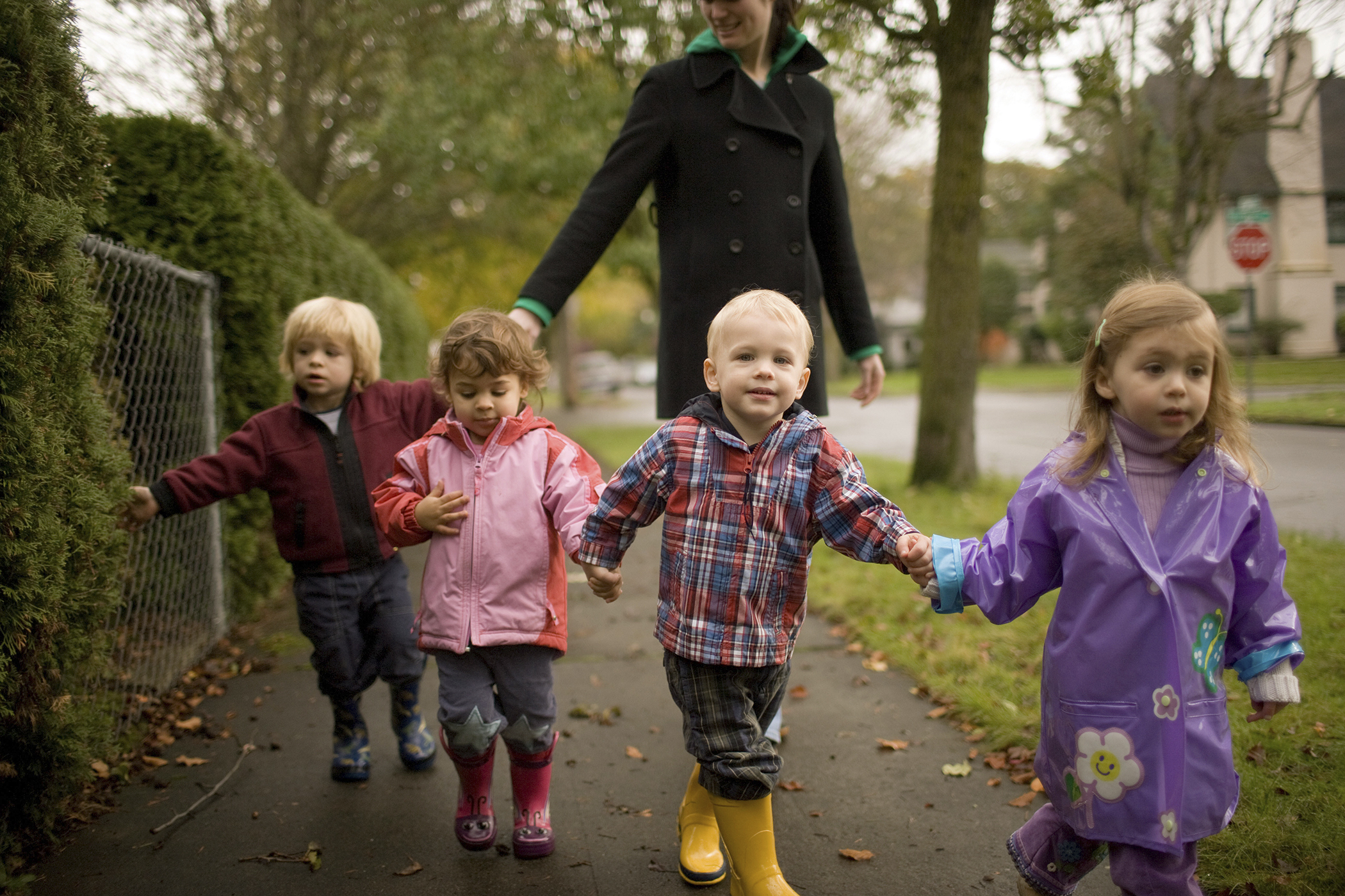 Можно выйти гулять с детьми. Четверо детей картинка. Дети нашего времени. Красивые дети четверо детей. Английские дети гуляют на улице.