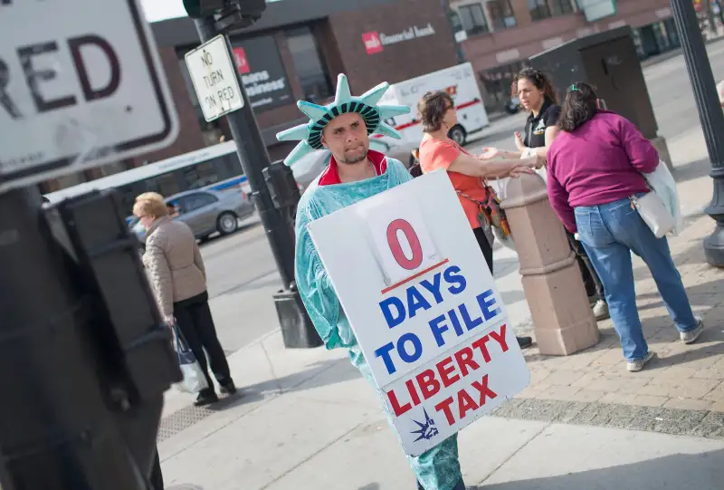 Last-Minute Filers Do Taxes Before Midnight Deadline