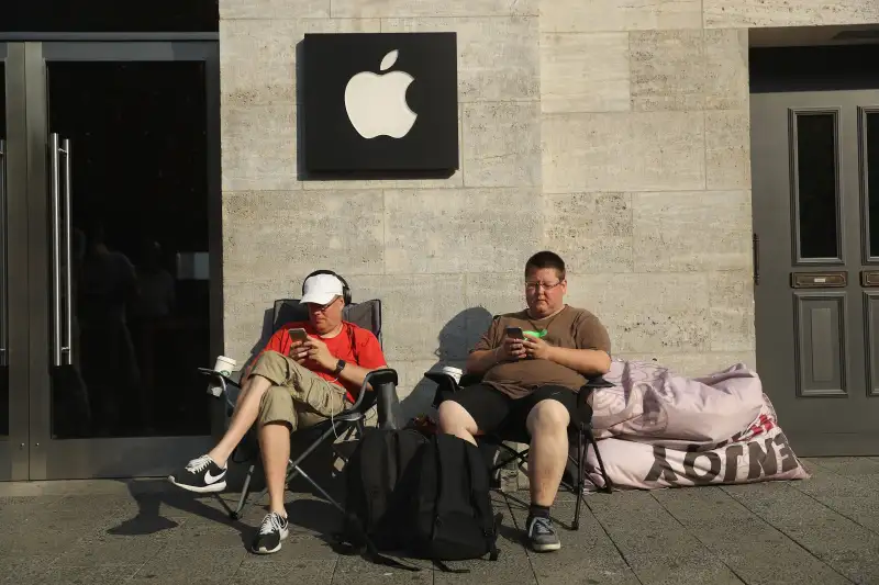 Apple Fans Await iPhone 7