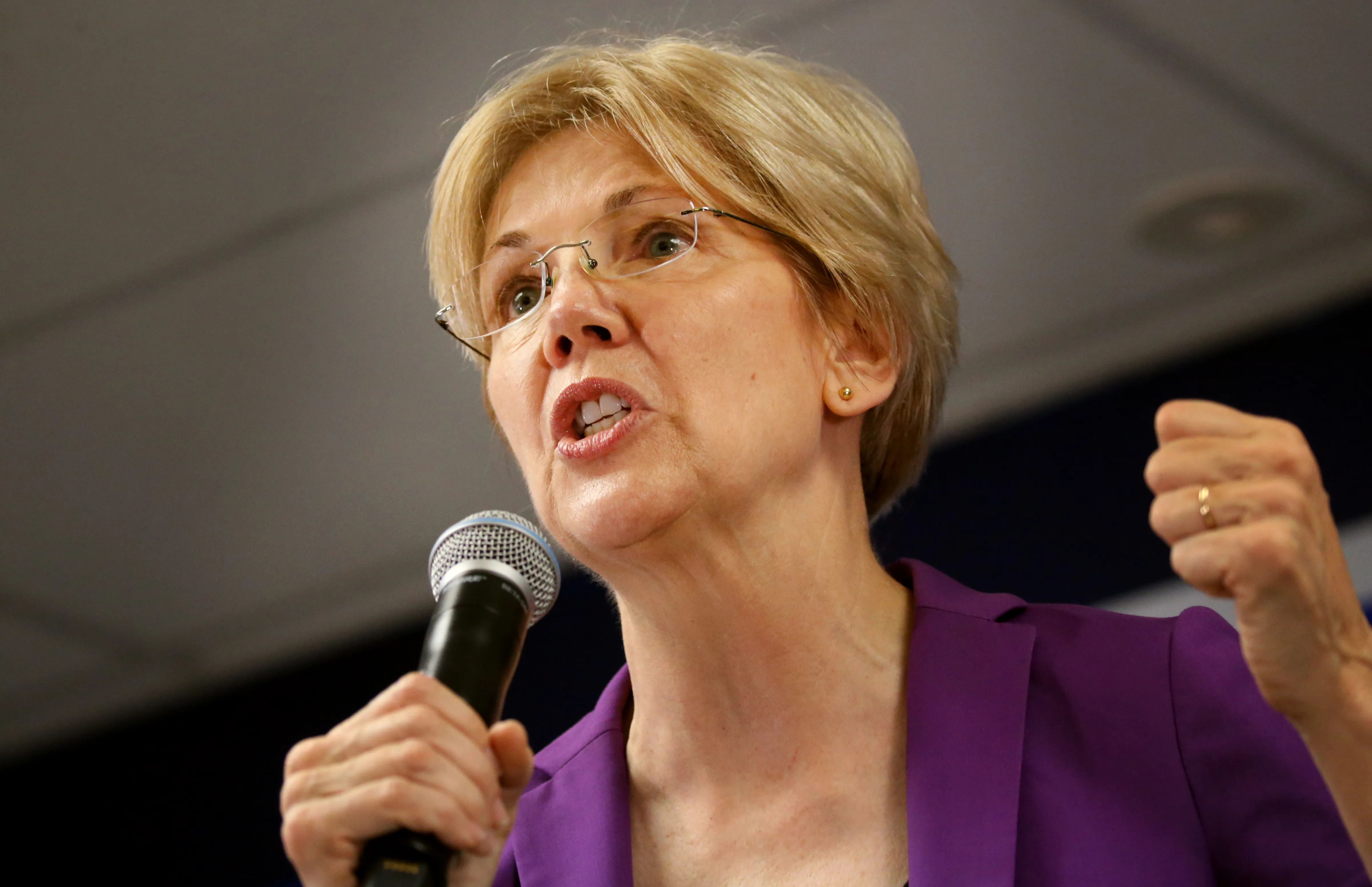 Elizabeth Warren Wants Debt Collectors to Stop Hassling Corinthian College Students