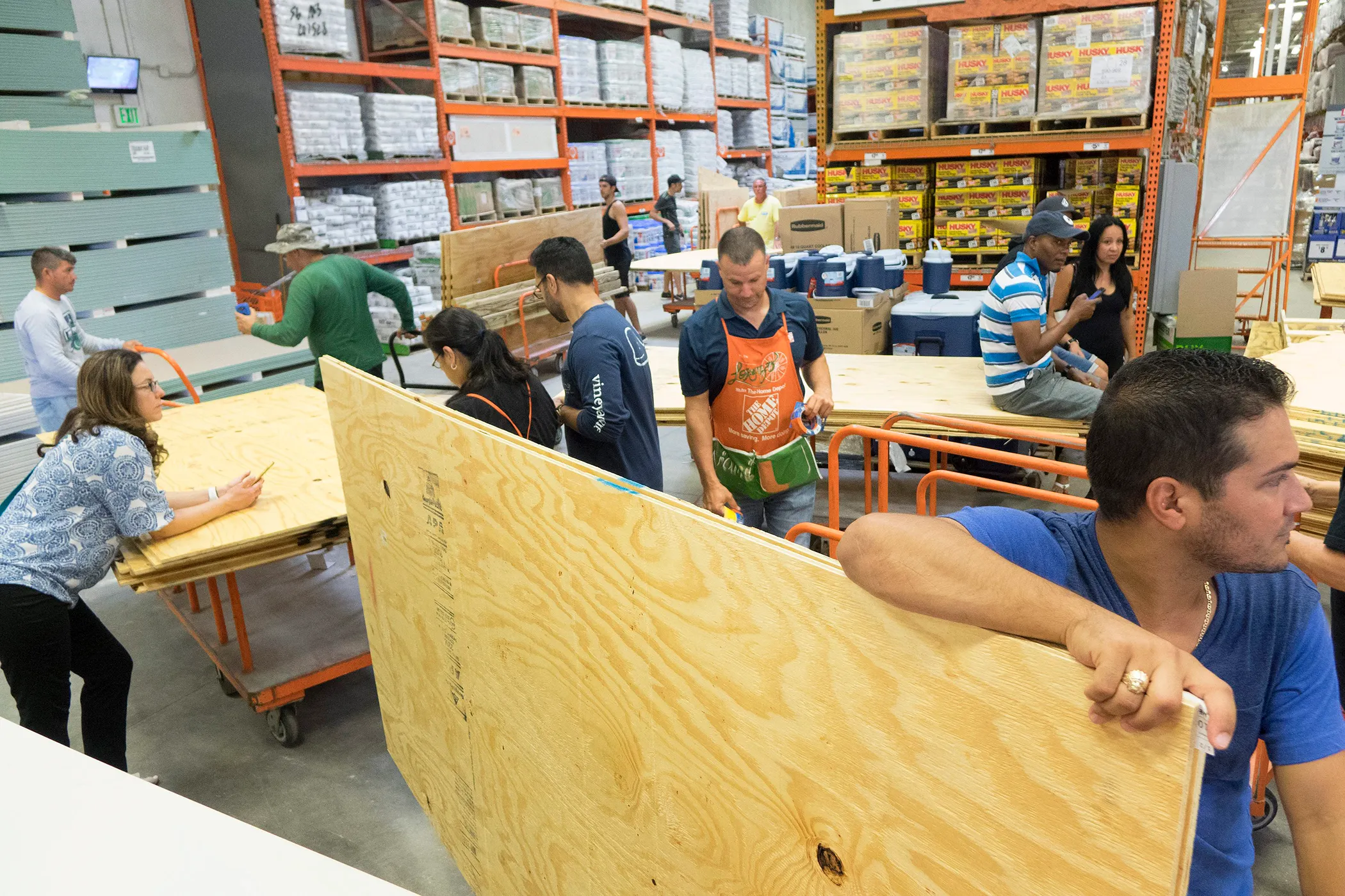 Miami residents are buying supplies to be prepared for Hurricane Matthew in Miami, Florida, October 5, 2016. 