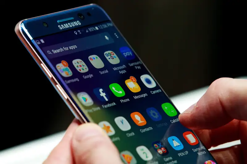 A man holds a Samsung Galaxy Note 7 during a launch event at the Hammerstein Ballroom, August 2, 2016 in New York City.