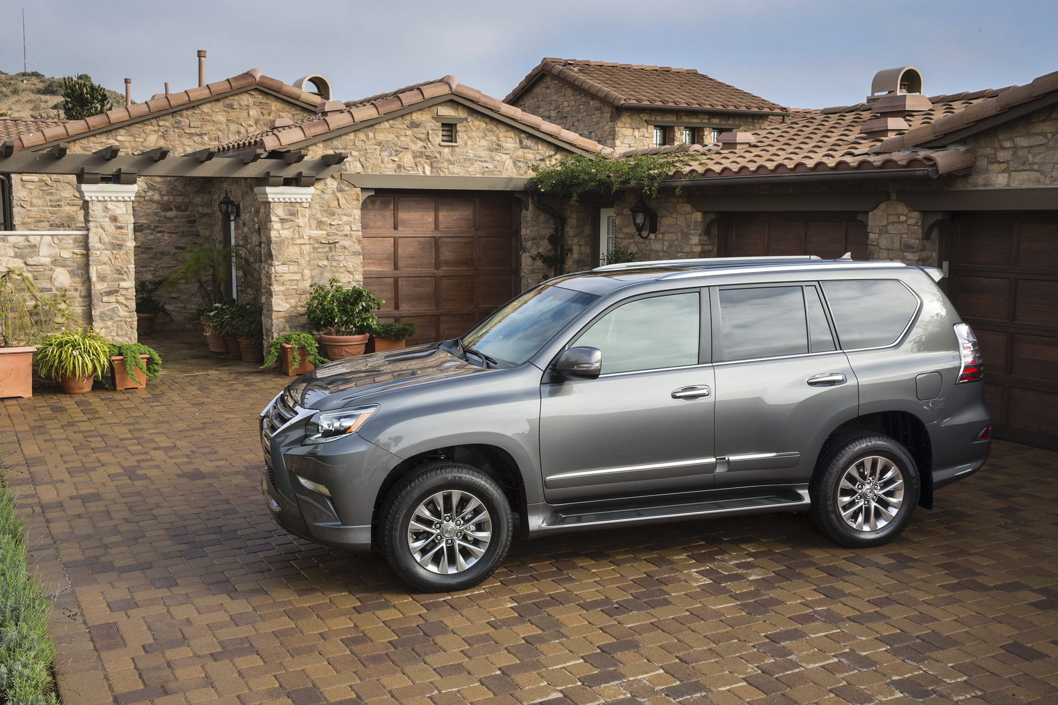 <strong>Best SUV:</strong> The <a href="http://www.edmunds.com/lexus/gx-460/2016/" target="_blank">Lexus GX 460</a>, with a true ownership cost of $60,439, loses 43% of its value over five years—10% more than its non-luxury counterpart.