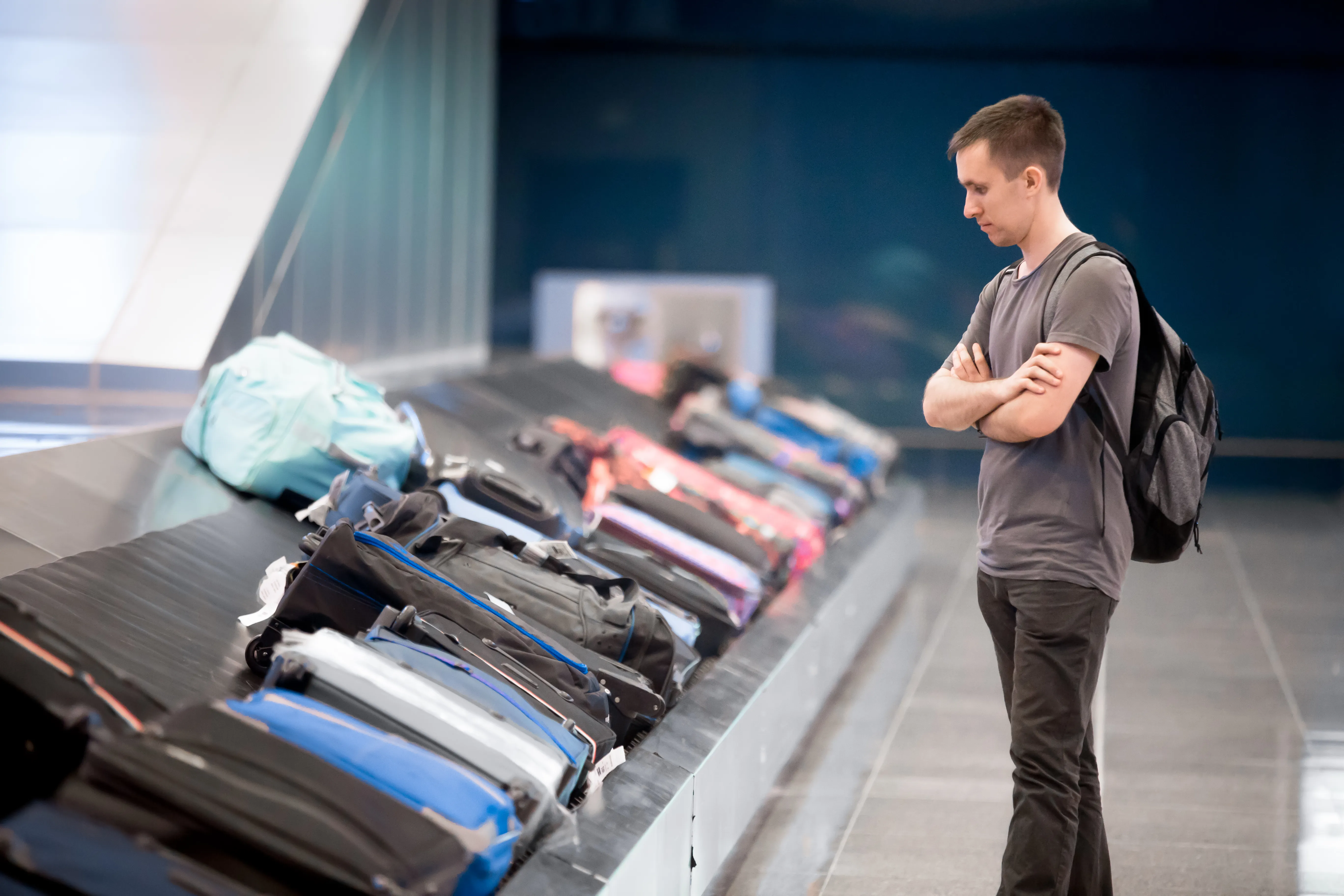 Baggage. Багаж в аэропорту. Человек с чемоданом. Поврежденный багаж. Потеря багажа.