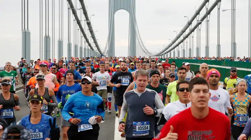 Runners cross the Verrazano-Narrows Bridge shortly after the start of the New York Cirty Marathon in New York November 1, 2015.