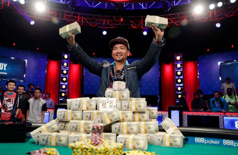 Qui Nguyen poses for photographers after winning the World Series of Poker Main Event, Wednesday, Nov. 2, 2016, in Las Vegas.