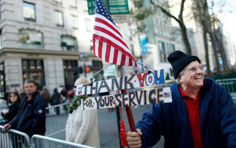 A man holds up a  Thank You  sign before the Veterans Day Parade in New York November 11, 2012.