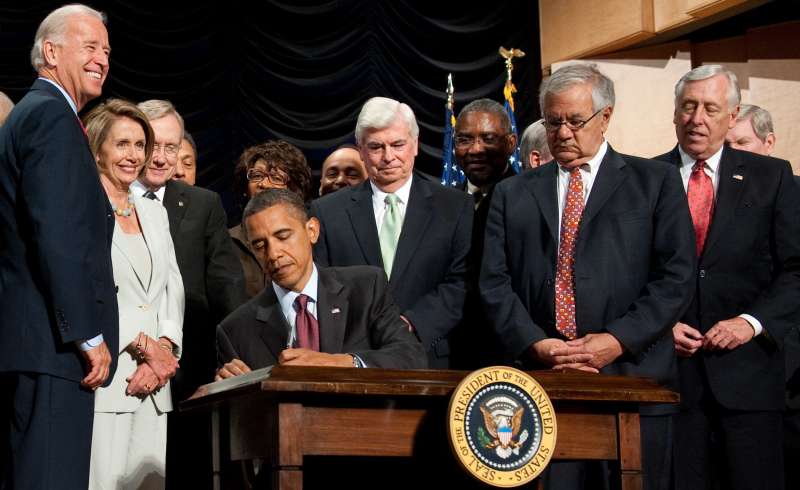US President Barack Obama signs the Dodd