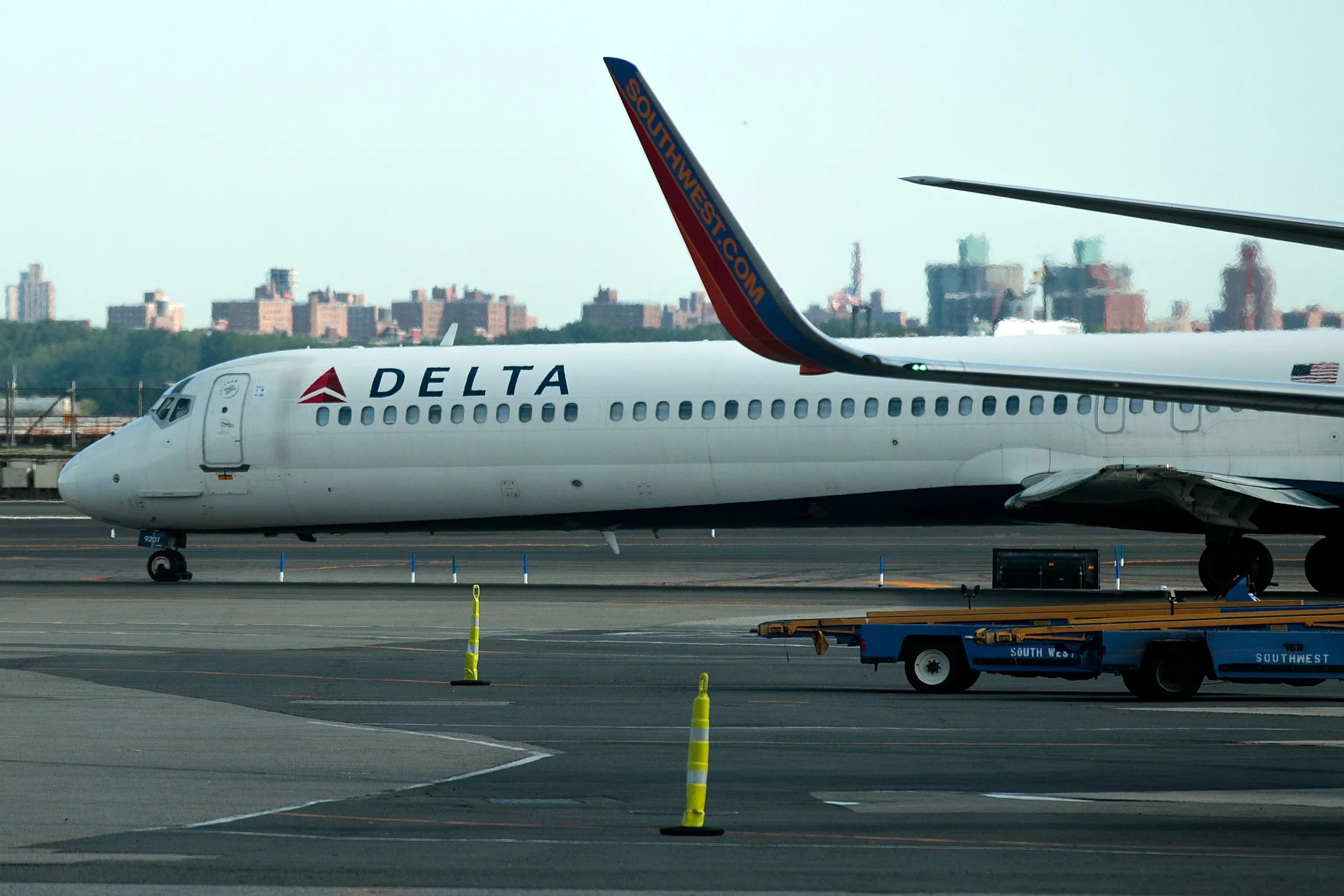 Какие авиакомпании в москве. Apple самолет. Самолеты Delta Airlines. Delta Airlines Шереметьев. Самолет 2021.