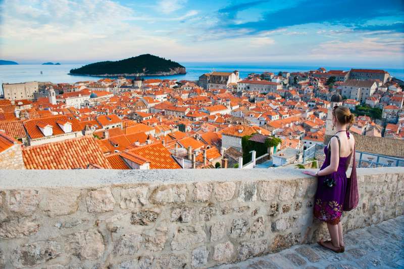 Tourist on Dubrovnik City Walls, Dubrovnik Old Town, UNESCO World Heritage Site, Dubrovnik, Dalmatian Coast, Adriatic, Croatia, Europe