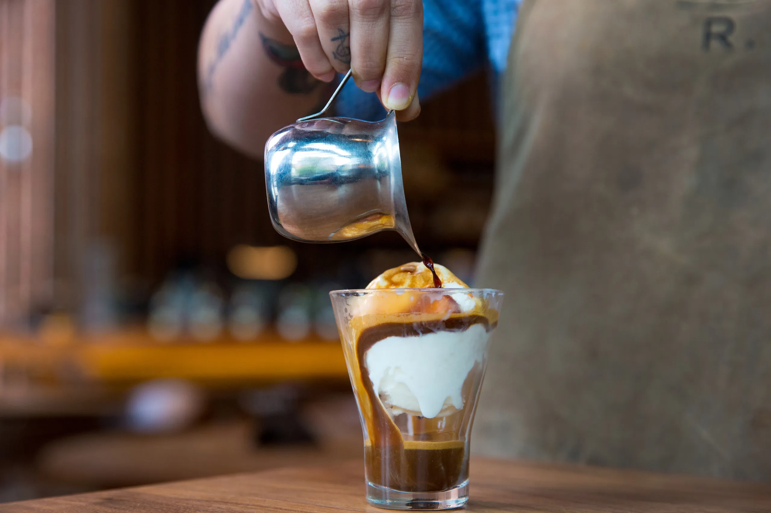 Кофе после мороженого. Айс кофе Аффогато. Ice Affogato Starbucks. Айс Крим кофе. Кофе глясе.