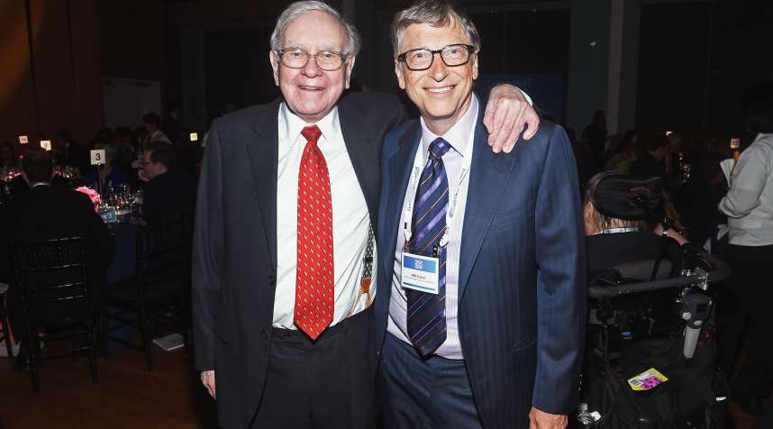 Warren Buffett (L) and Bill Gates attend the Forbes' 2015 Philanthropy Summit Awards Dinner.