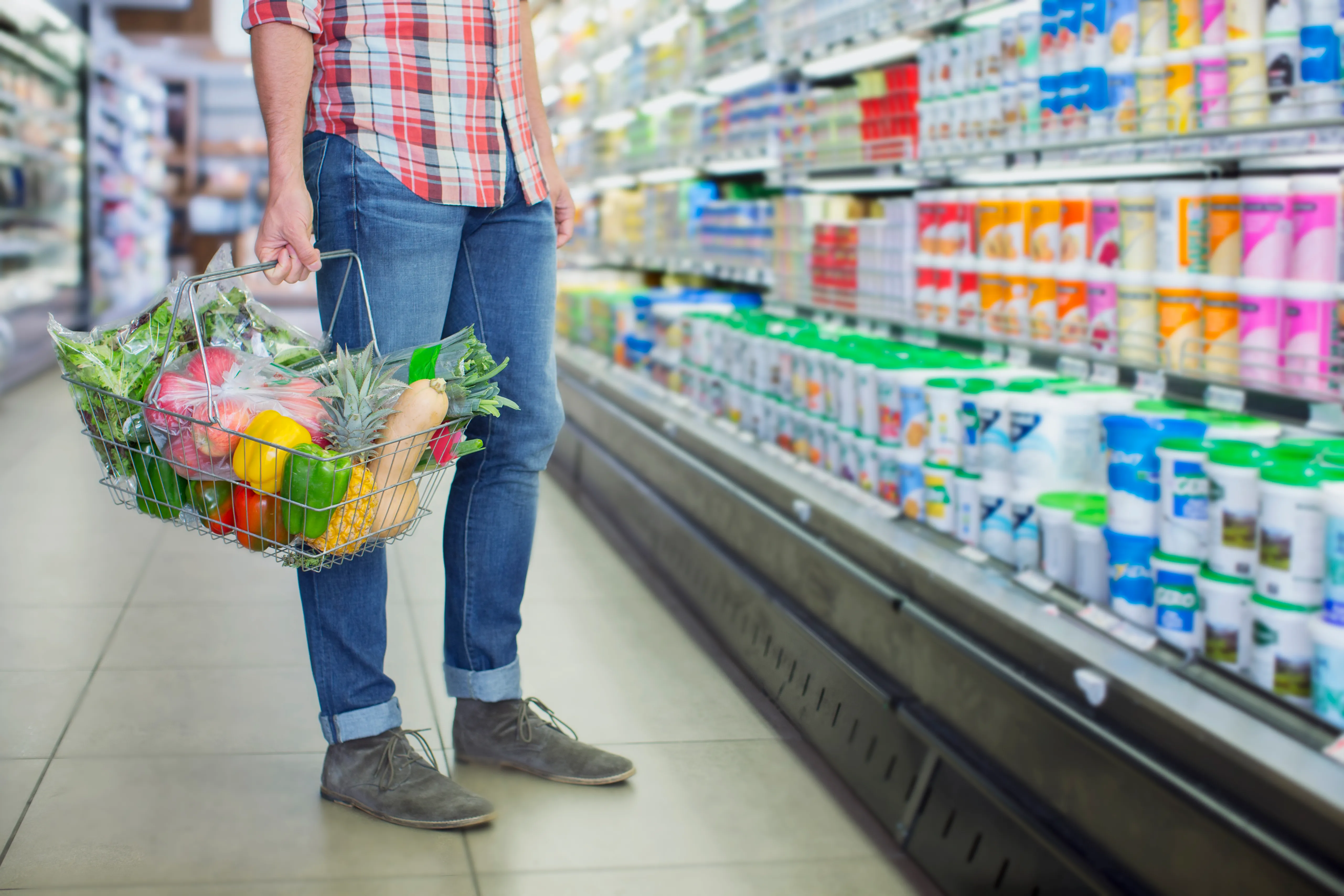 Supermarket shopping. Корзина с продуктами супермаркет. Покупатель с корзиной продуктов. Продукты в корзинка с человека. Покупатель с тележкой продуктов.