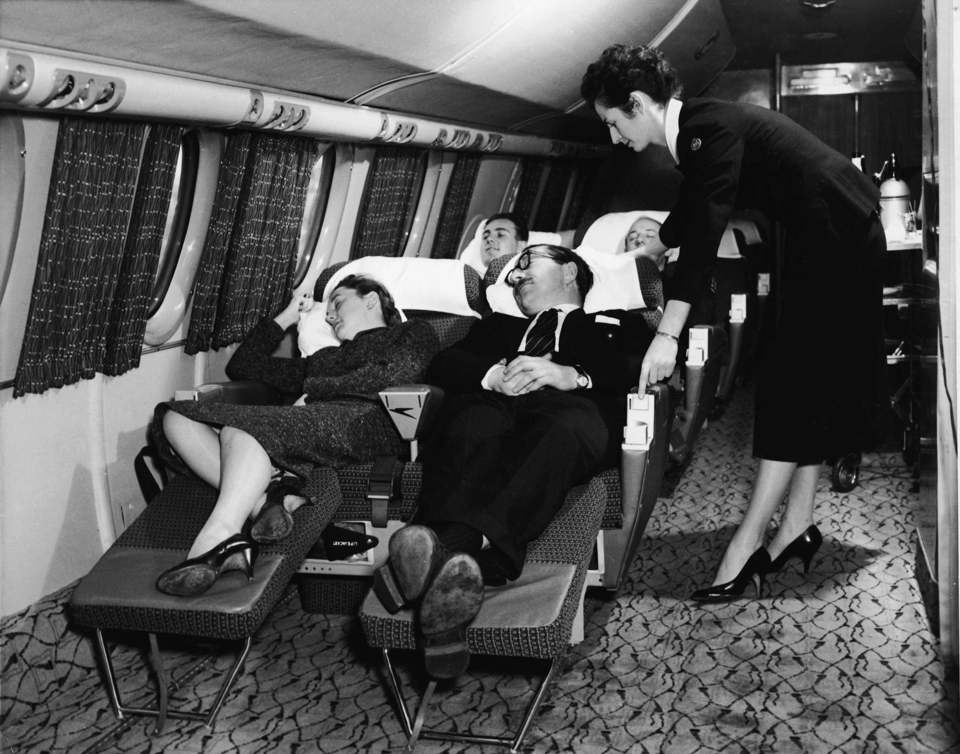 Первый пассажир самолета. Boeing 377 Stratocruiser салон. Салон самолета ретро. Самолет 60-х. Салон самолета 30-х годов.