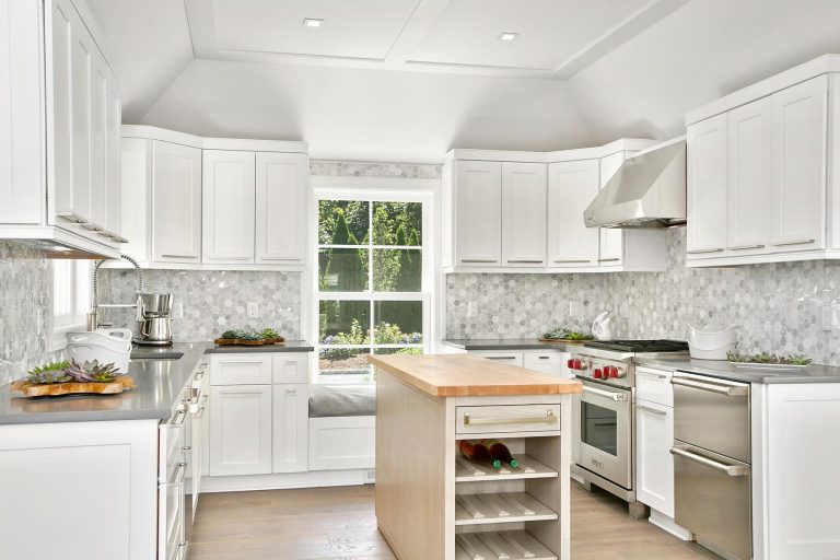 Of Course the Kitchen Inside Rachael Ray's $4.9 Million Hamptons Home Is Perfect