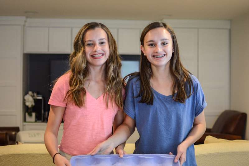 Caroline (left) and Isabelle (right) Bercaw, co-founders of DaBomb Fizzers