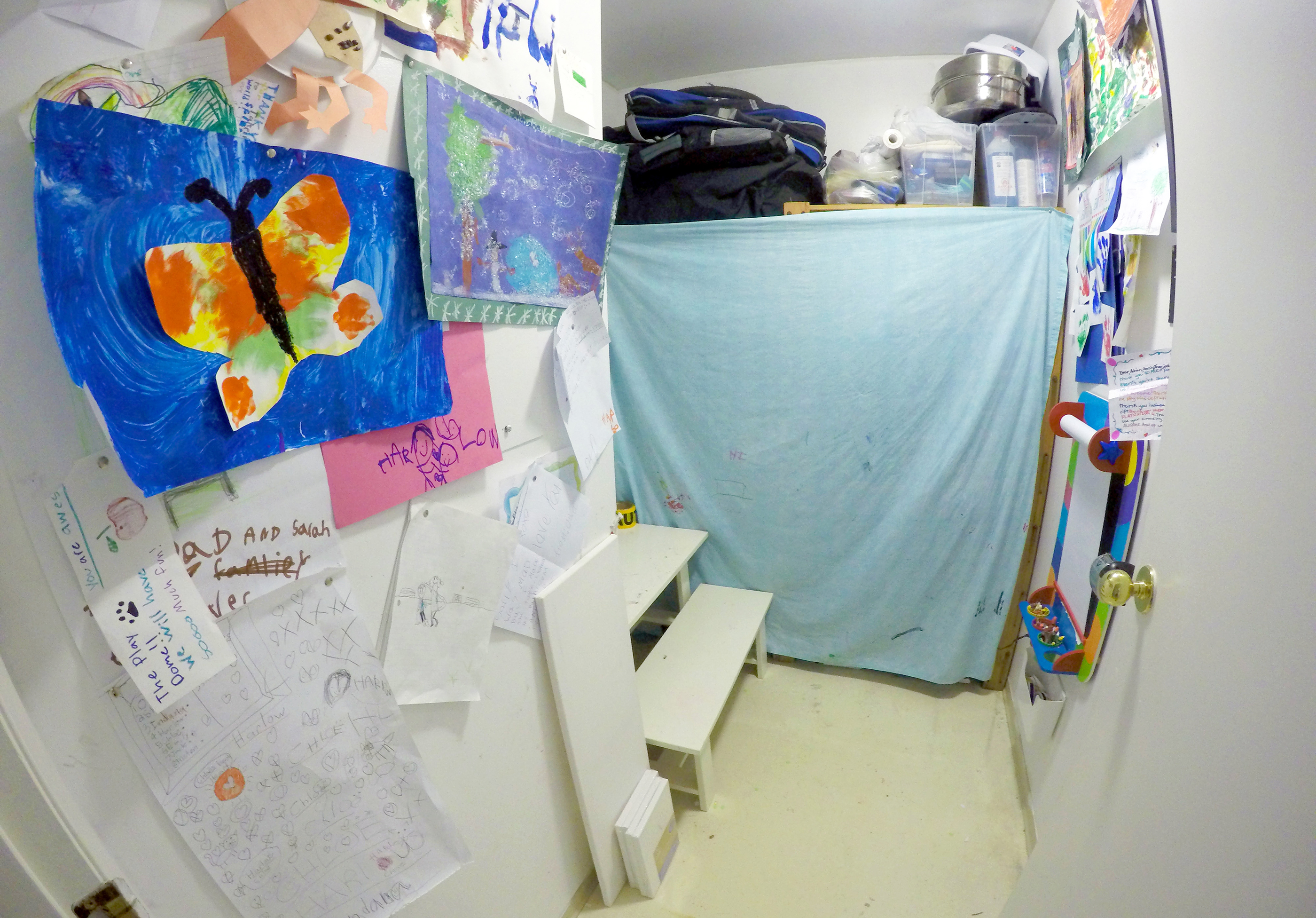 171011-five-kids-tiny-apartment-art-room