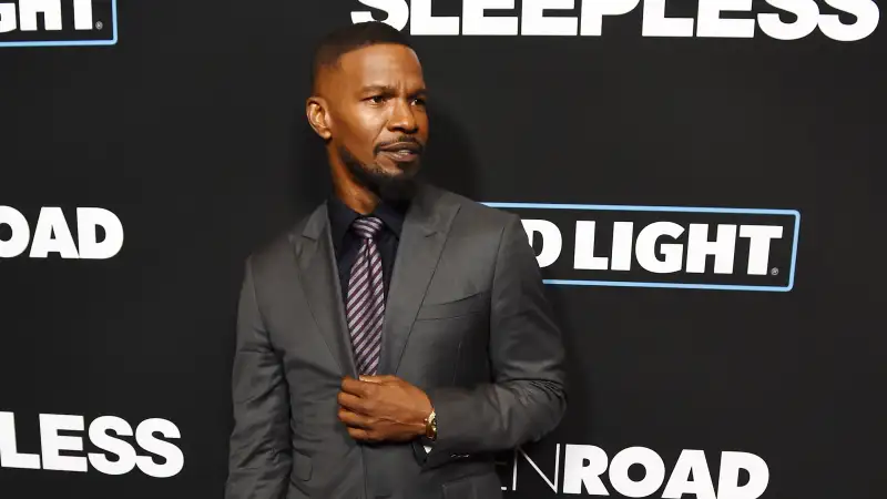 171025-suit-for-less-jamie-foxx