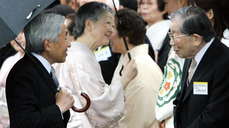 Japanese Emperor Akihito (L) speaks to t