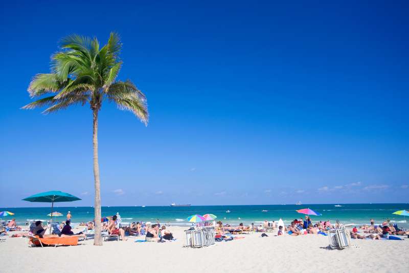 USA, Florida, Fort Lauderdale, people on beach