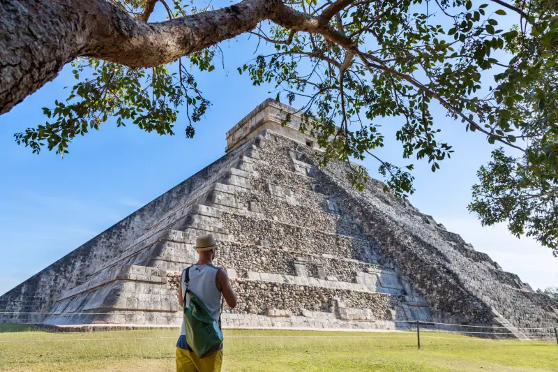 Mexico, Yucatan, Chichen Itza, Tourist in front of El Castillo temple