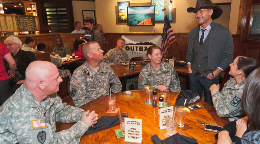 (left to right) Sargent John Davidson, Sargent Kenneth Best, Specialist Lauren Travis, Specialist Hannah Tart and Nichole Cox  speak with Tim McGraw at an Outback Steakhouse.