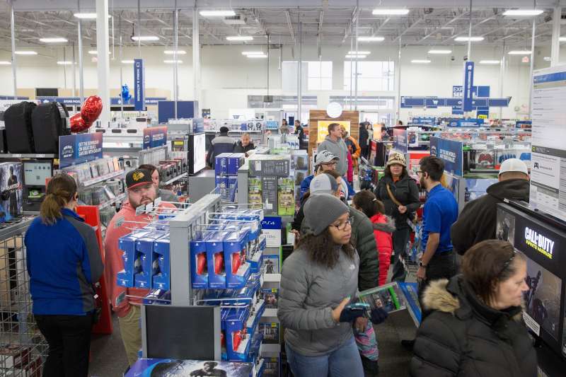 Best Buy stores are open from 7 a.m. to 6 p.m. on Christmas Eve 2017.