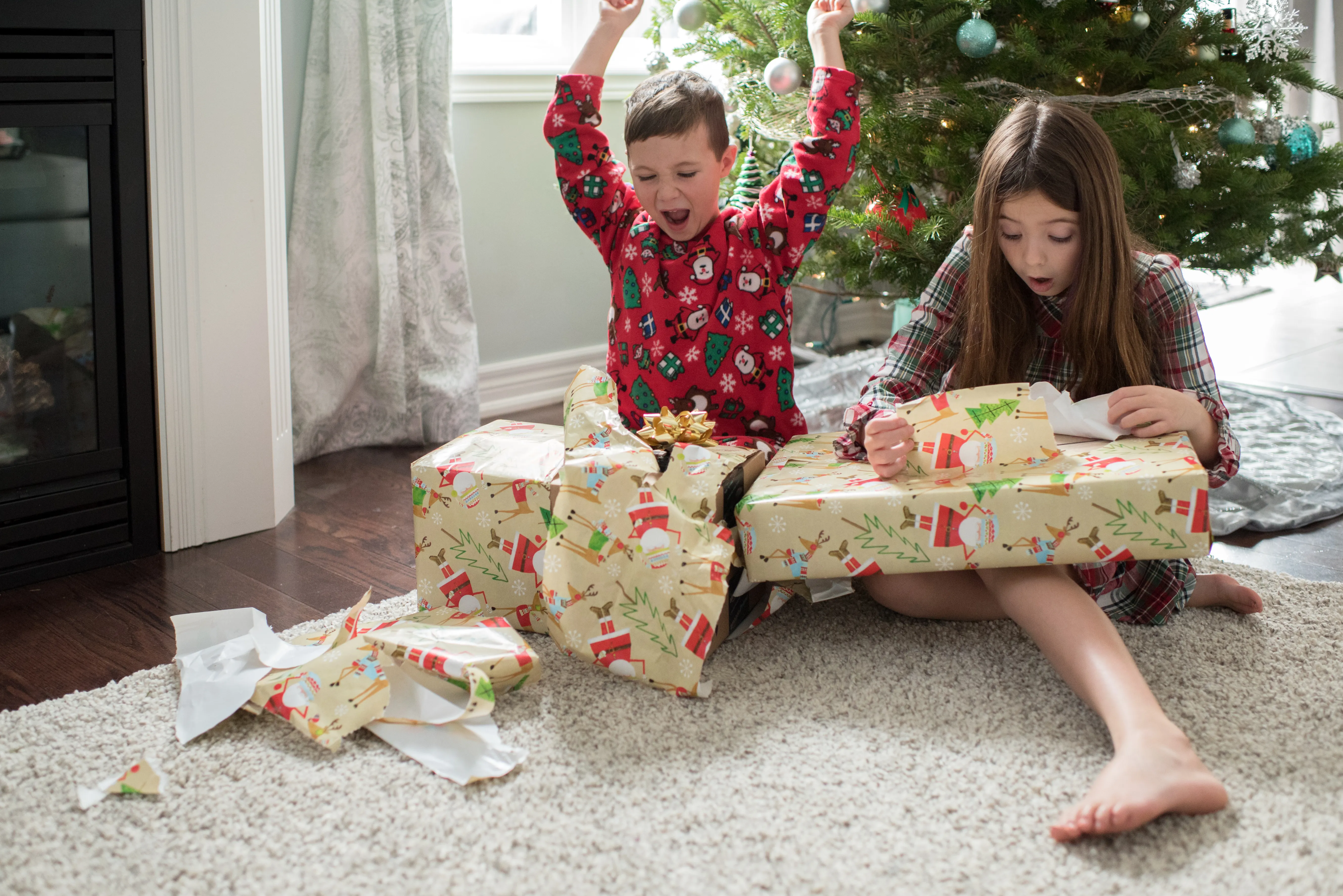 Подарок ребенку 4 года новый год. Подарки для детей. Распаковываем новогодние подарки. Ребенок распаковывает подарок. Распаковка подарков на новый год.
