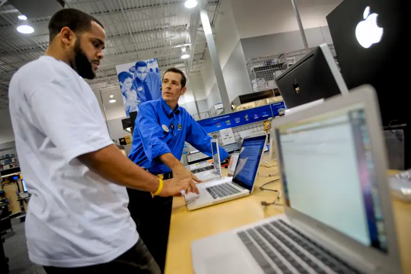 Marc White, left, asks Best Buy employee Steve Buckner quest