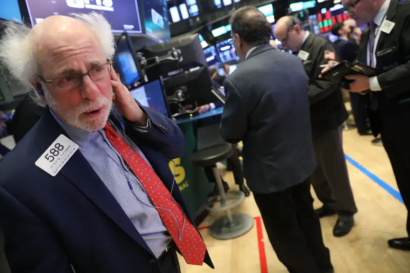 Dow Continues Decline, Dropping Over 300 Points In Early Trading